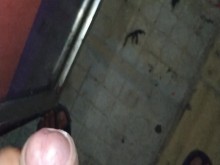 Chico griego se pajea en público (Glyfada) - Casi lo pilla un coche de policía al pasar