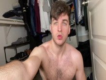 Chico blanco universitario caliente se masturba BWC en el armario