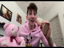 Lindo chico de dibujos animados de Disney chupa un consolador