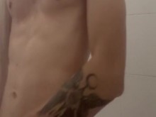 Tomando una ducha, ven y únete a mí.