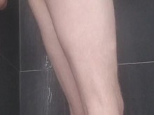 Divirtiéndome en la ducha, chupando y follándome con su gran consolador gordo