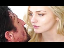 El regalo de tres vías para su padrastro es su hijastra adolescente y su mejor amiga