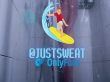 Un constructor aficionado se masturba en la ducha compartida