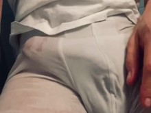 Polla enorme se burla en ropa interior blanca mojada