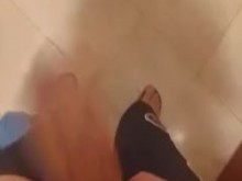 Paja en público en el asiento delantero de la furgoneta de trabajo