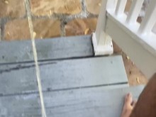 ¡Orinando afuera a la luz del día! *espero que no me atrapen*