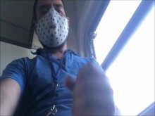 masturbándose en el tren en público y corriéndose para unos mirones