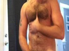 Papi peludo verbal se masturba, gime y se corre en un suspensorio usado