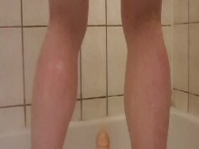 Chico biadolescente holandés cabalgando sobre una gran polla cuando se ducha