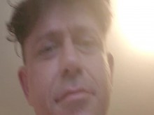 ¡Estrella porno masculina guapa y encantadora en tanga!