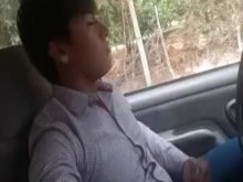 chico exhibicionista se la jala en el carro