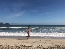 Corriendo desnudo por la playa a cámara lenta