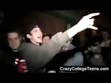 Morena súper caliente follando en una fiesta universitaria