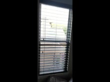 Masturbándose frente a la ventana abierta y tragándose su propio semen