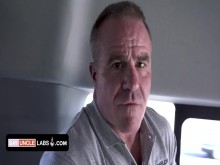 Muscle Hunk lleva al joven semental a la camioneta de rescate y le brinda un espacio seguro para compartir sus fantasías