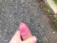 Joven gay en el estacionamiento masturbándose