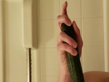 Hombre heterosexual intenta anal en la ducha con pepino