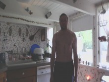 Desnudo y corriéndose junto a la ventana abierta de la cocina