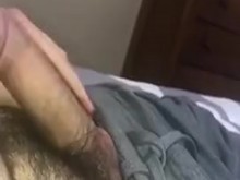Latino peludo y sin cortes se masturba