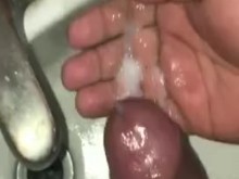 Me masturbo y me corro en los baños