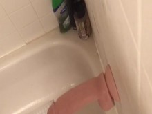 Gran consolador follándose a Sam en la ducha