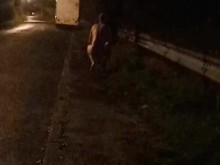Desnudo al borde de la carretera al lado de una autocaravana