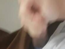 Patinador se masturba en la ducha completamente vestido