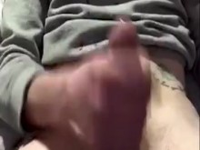 Twink juega con la polla hasta correrse