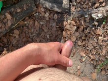 Jugando en público en el bosque con mis juguetes sexuales.