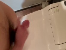 Gay masturbándose en el baño