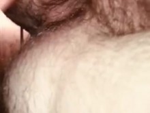 Hombre bisexual con gran culo se apoya en un consolador grueso de 10 pulgadas y se folla bien