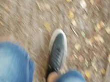 Llevando mis grandes pelotas y mi polla a dar un paseo por el bosque, casi me pillan
