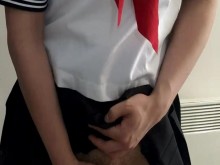Travesti vistiendo Sailor Fuku (uniforme japonés) y pañal y luego corriéndose en el espejo antes de rellenar