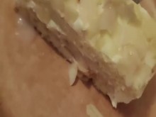 Solitaria fiesta previa a la Navidad y tarta de crema especial.