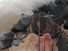 Vara en mano sumergiéndose flaco en el lago día descarado con mis pies - Manlyfoot Roadtrip - Olfateando calcetines