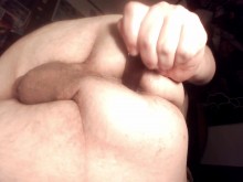 El agujero lleno de lubricante desordenado recibe una follada descuidada con un consolador