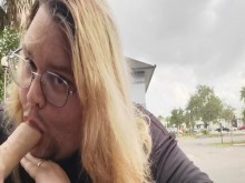 ¡Esclavo chupa un consolador en un estacionamiento público!