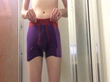 Twink universitario mea calzoncillos boxer morados y se pone duro