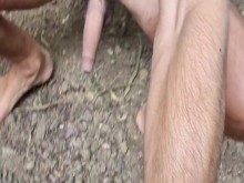 Paseo desnudo en la naturaleza