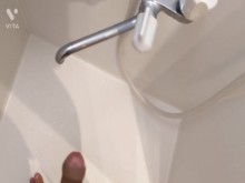 [Video subjetivo] ¡Me masturbé en secreto en la ducha de un cibercafé!