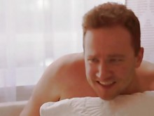 Hijo sexteando con su madrastra pervertida sin saberlo