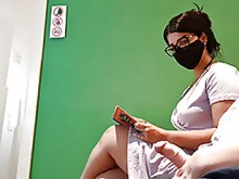 ¡Riesgo! Le muestro la polla a una chica en la sala de espera del dentista
