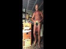 un destornillador en el culo para masturbarse