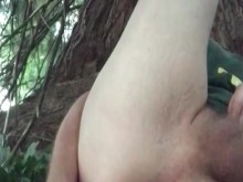Chico amateur probando un consolador en el bosque y divirtiéndose