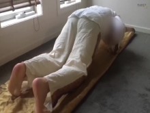 Inclínate para orar, trata de no mirar fijamente. ¿Alguna vez quisiste mirar los pies de un hombre árabe?