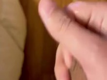 Sacudiéndome la polla venosa sin cortar hasta correrme
