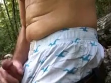 Masturbación pública sin camisa en el bosque en calzoncillos. Corrida espesa también.