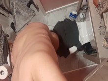 Discapacitado se escapa para correrse en el baño
