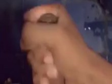 Chico cachondo se masturba en el baño
