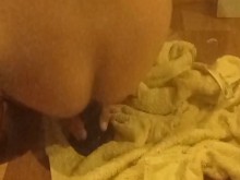 Chico disfruta de un gran consolador negro y grita con un gran orgasmo ruidoso